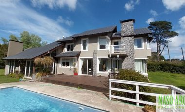 Casa de categoría en venta en Sierra de los Padres. Gas natural. Losa radiante