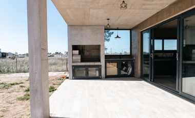 Casa en venta c/ cochera en Balneario Pehuen Co