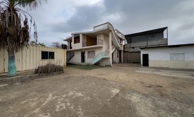 Oportunidad Residencial en Montecristi: Vivienda Bifamiliar con Potencial de Desarrollo