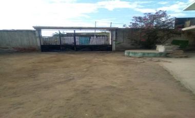 Oportunidad Residencial en Montecristi: Vivienda Bifamiliar con Potencial de Desarrollo