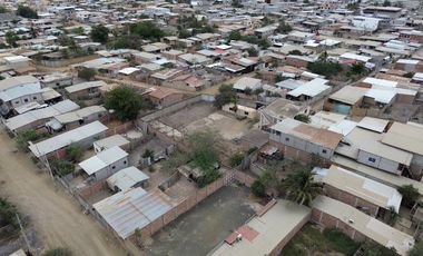 Oportunidad Residencial en Montecristi: Vivienda Bifamiliar con Potencial de Desarrollo