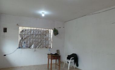 Oportunidad Residencial en Montecristi: Vivienda Bifamiliar con Potencial de Desarrollo