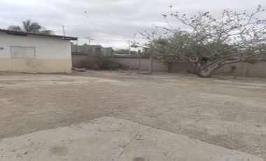 Oportunidad Residencial en Montecristi: Vivienda Bifamiliar con Potencial de Desarrollo