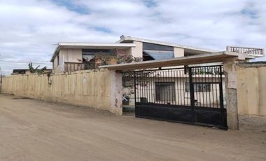 Oportunidad Residencial en Montecristi: Vivienda Bifamiliar con Potencial de Desarrollo