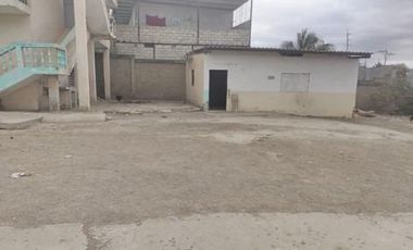 Oportunidad Residencial en Montecristi: Vivienda Bifamiliar con Potencial de Desarrollo