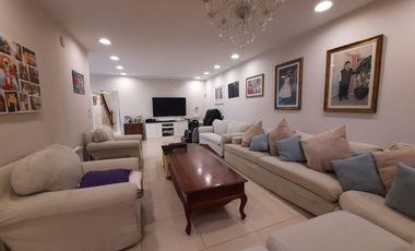 VENTA DE CASA CON PILETA EN BECCAR