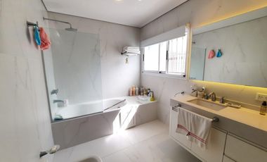 VENTA DE CASA CON PILETA EN BECCAR