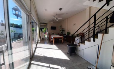 VENTA DE CASA CON PILETA EN BECCAR