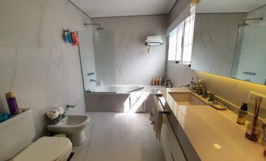 VENTA DE CASA CON PILETA EN BECCAR