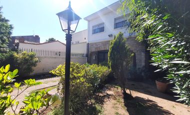 VENTA DE CASA CON PILETA EN BECCAR