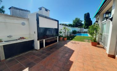 VENTA DE CASA CON PILETA EN BECCAR