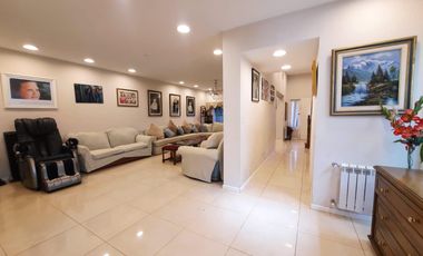 VENTA DE CASA CON PILETA EN BECCAR