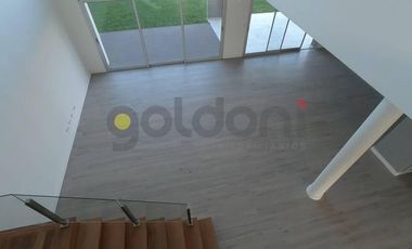 Excelente Propiedad de Moderno Diseño en 2 Plantas con Piscina