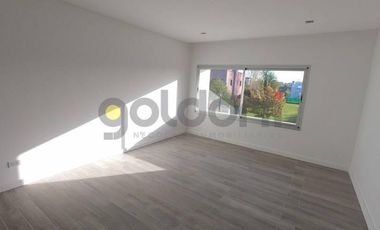 Excelente Propiedad de Moderno Diseño en 2 Plantas con Piscina