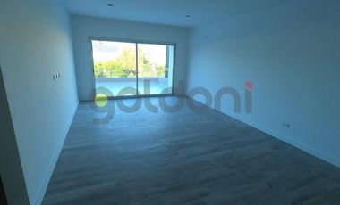 Excelente Propiedad de Moderno Diseño en 2 Plantas con Piscina