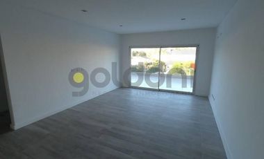 Excelente Propiedad de Moderno Diseño en 2 Plantas con Piscina