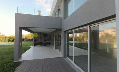 Excelente Propiedad de Moderno Diseño en 2 Plantas con Piscina