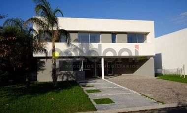 Excelente Propiedad de Moderno Diseño en 2 Plantas con Piscina