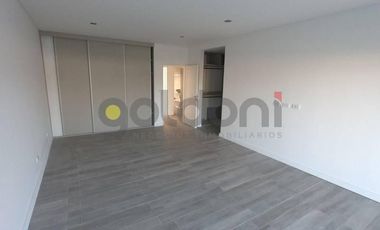 Excelente Propiedad de Moderno Diseño en 2 Plantas con Piscina