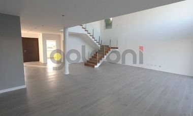 Excelente Propiedad de Moderno Diseño en 2 Plantas con Piscina