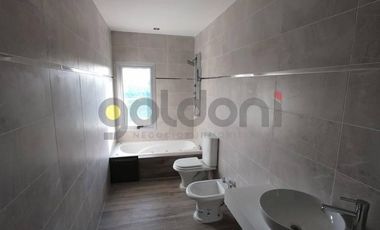 Excelente Propiedad de Moderno Diseño en 2 Plantas con Piscina