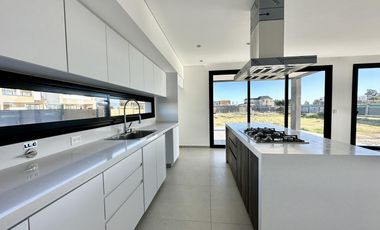 Casa en  venta y alquiler La Providencia Canning