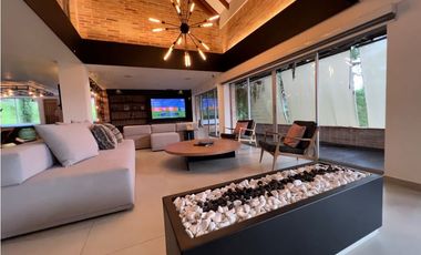 Venta Casa Loma del Chocho Envigado con vista a la ciudad