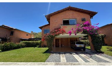 Hermosa casa para la venta en unidad cerrada en el retiro LDC