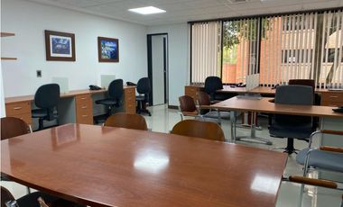 Oficina totalmente amoblada en arriendo en El Poblado, Milla de Oro