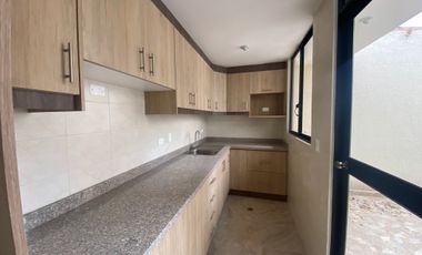 Venta casa a estrenar, sector Mitad del Mundo