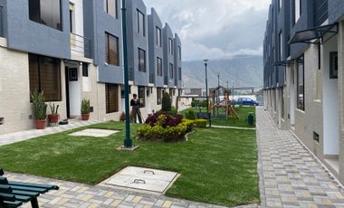 Venta casa a estrenar, sector Mitad del Mundo