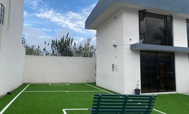 Venta casa a estrenar, sector Mitad del Mundo