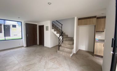 Venta casa a estrenar, sector Mitad del Mundo