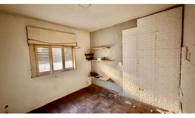 Venta casa 4 Amb a refaccionar Paso del Rey centro