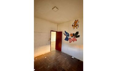 Venta casa 4 Amb a refaccionar Paso del Rey centro