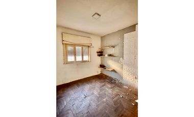 Venta casa 4 Amb a refaccionar Paso del Rey centro