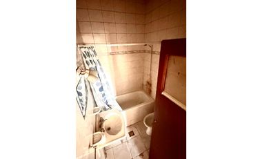 Venta casa 4 Amb a refaccionar Paso del Rey centro