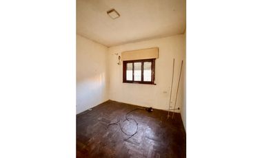 Venta casa 4 Amb a refaccionar Paso del Rey centro