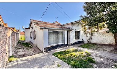 Venta casa 4 Amb a refaccionar Paso del Rey centro