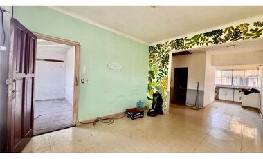 Venta casa 4 Amb a refaccionar Paso del Rey centro