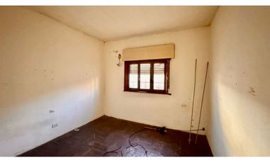 Venta casa 4 Amb a refaccionar Paso del Rey centro