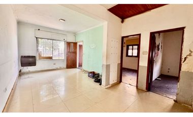 Venta casa 4 Amb a refaccionar Paso del Rey centro