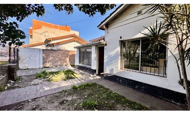 Venta casa 4 Amb a refaccionar Paso del Rey centro