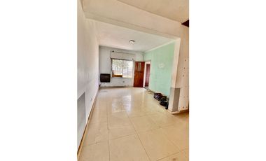 Venta casa 4 Amb a refaccionar Paso del Rey centro