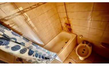 Venta casa 4 Amb a refaccionar Paso del Rey centro