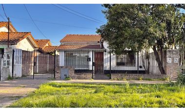 Venta casa 4 Amb a refaccionar Paso del Rey centro
