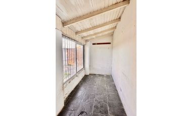 Venta casa 4 Amb a refaccionar Paso del Rey centro