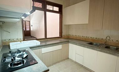 Disewakan Rumah Klasik Prapen Indah Timur sudah Renovasi