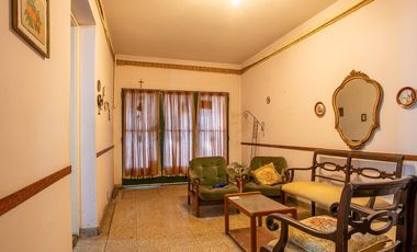 CASA DE 3 DORMITORIOS CON COCHERA Y DTO DE PASILLO