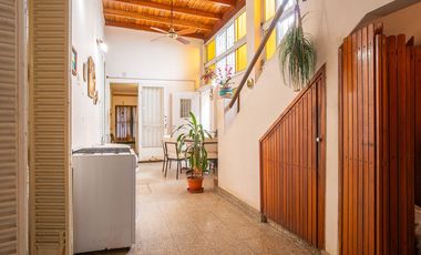 CASA DE 3 DORMITORIOS CON COCHERA Y DTO DE PASILLO